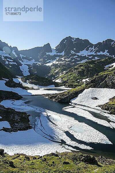 See Isvatnet mit Eis  Berge und Schnee  an der Trollfjord Hytta  am Trollfjord  Lofoten  Nordland  Norwegen  Europa