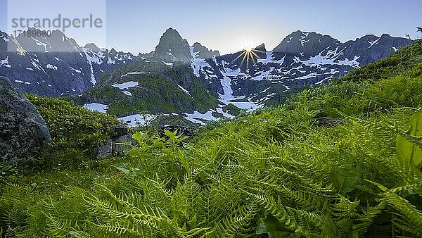 Bergpanorama  Sonne scheint über Berge mit Schnee  an der Trollfjord Hytta  am Trollfjord  Lofoten  Nordland  Norwegen  Europa