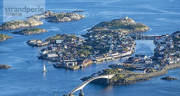 Brücken verbindet zahlreiche kleine Felsinseln  Stadt und Hafen von Henningsvær  Vågan  Lofoten  Nordland  Norwegen  Europa