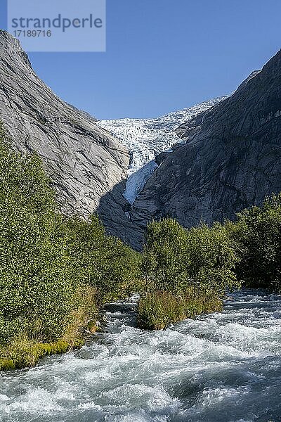Fluss Briksdalselva  Briksdalsbreen  Briksdal Gletscher  Briksdal  Norwegen  Europa