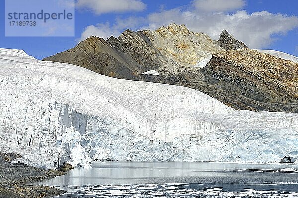Eisschollen im See vor der Gletscherzunge  Cordillera Blanca  Provinz Recuay  Peru  Südamerika