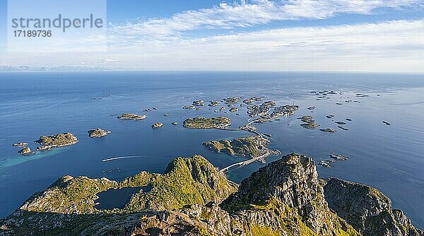 See Heiavatnet  Häuser auf kleinen Felsinseln im Meer  Ausblick vom Gipfel des Berges Festvågtind auf Henningsvær  Vågan  Lofoten  Nordland  Norwegen  Europa