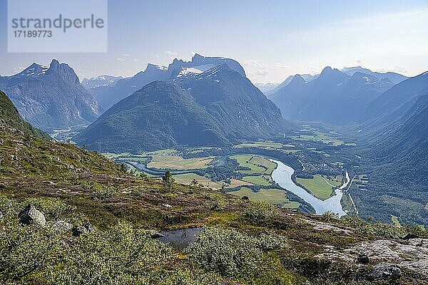 Ausblick von der Wanderung Romsdalseggen  Berggrat  Fluss Rauma  Romsdalfjellene-Berge  Andalsnes  Møre og Romsdal  Norwegen  Europa