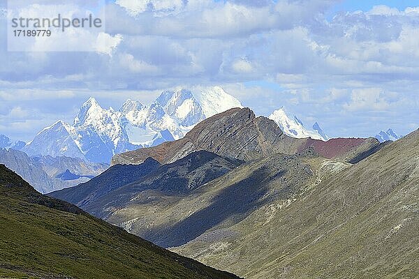 Landschaft auf 4800 MüM mit Blick auf die Cordillera Huayhuash  Cordillera Blanca  Provinz Bolognesi  Region Ankash  Peru  Südamerika