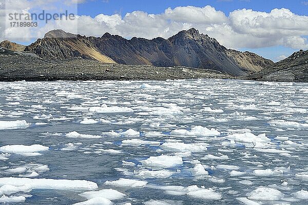 Eisschollen im See des Gletschers Pastoruri  Cordillera Blanca  Provinz Recuay  Peru  Südamerika
