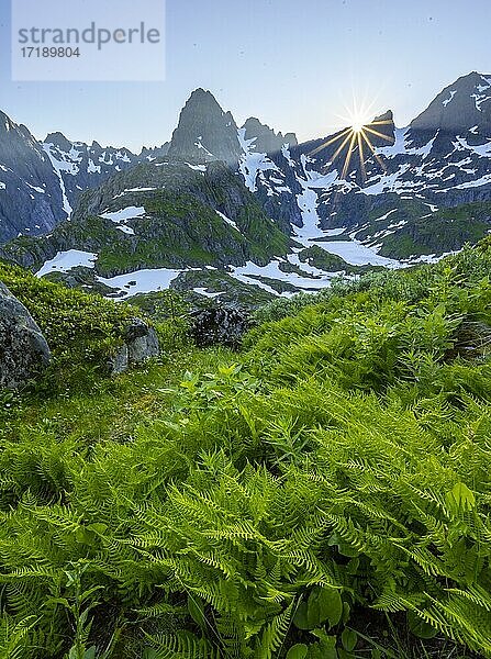 Bergpanorama  Sonne scheint über Berge mit Schnee  an der Trollfjord Hytta  am Trollfjord  Lofoten  Nordland  Norwegen  Europa