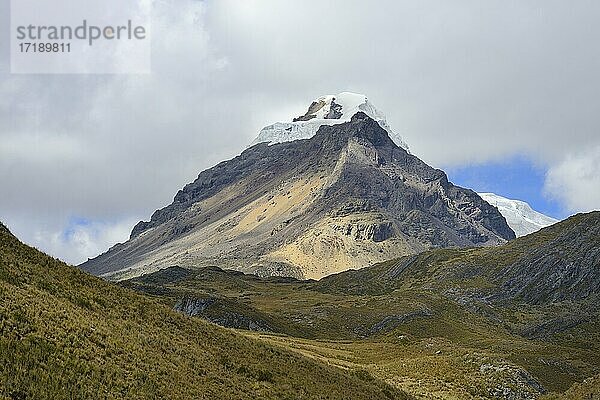 Berggipfel mit Eiskappe  Gletscher Pastoruri  Cordillera Blanca  Provinz Recuay  Peru  Südamerika