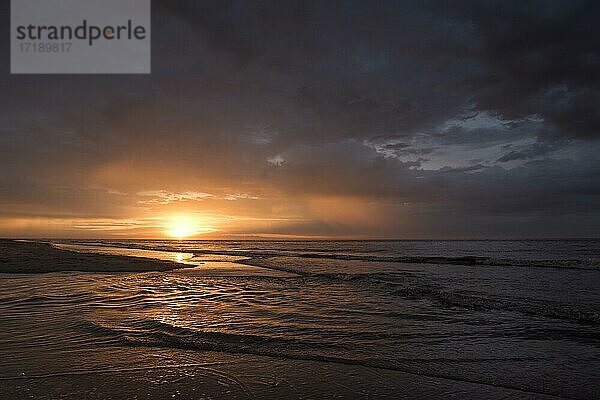 Sonnenuntergang am Strand  Insel Texel  Nordsee  Nordholland  Niederlande  Europa