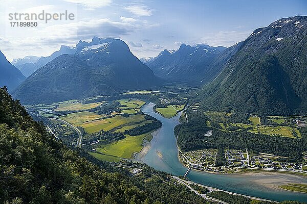 Ausblick von der Wanderung Romsdalseggen  Berggrat  Fluss Rauma  Romsdalfjellene-Berge  Andalsnes  Møre og Romsdal  Norwegen  Europa
