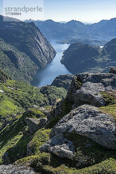 Berge und Meer  Fjord Trollfjord und Raftsund  Lofoten  Nordland  Norwegen  Europa