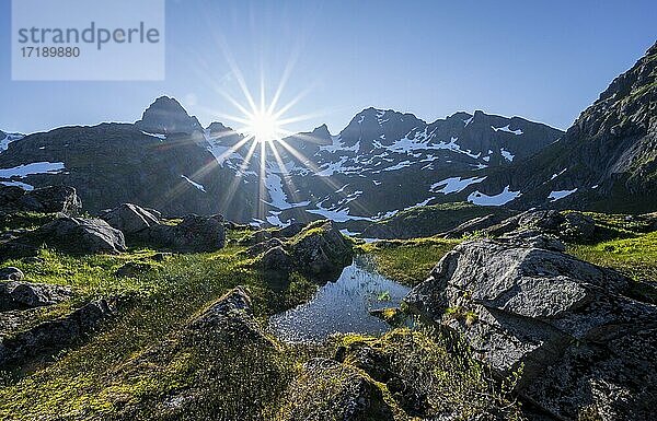 Hochmoor  Sonne scheint auf Berge mit Schnee  Bergkette an der Trollfjord Hytta  am Trollfjord  Lofoten  Nordland  Norwegen  Europa