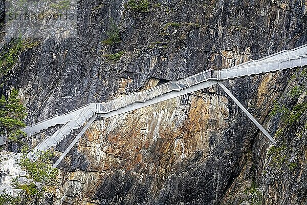 Metallbrücke über eine Felsschlucht am Wasserfall Vøringfossen  Eidfjord  Norwegen  Europa