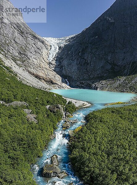 Luftaufnahme  Fluss Briksdalselva  Briksdalsbreen  Briksdal Gletscher  Briksdal  Norwegen  Europa