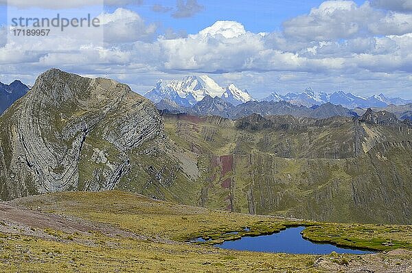 Kleine Lagune auf 4800 MüM mit Blick auf die Cordillera Huayhuash  Cordillera Blanca  Provinz Bolognesi  Region Ankash  Peru  Südamerika