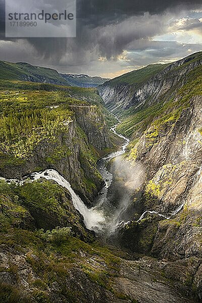 Blick in das Flusstal mit Wasserfall Vøringfossen  Fluss Bjoreio stürzt eine Felswand hinunter  Tal mit Fluss  Eidfjord  Norwegen  Europa