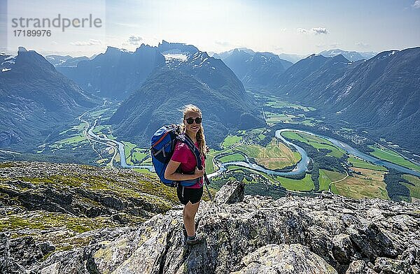Wanderin auf der Wanderung Romsdalseggen  Berggrat  Fluss Rauma  Romsdalfjellene-Berge  Andalsnes  Møre og Romsdal  Norwegen  Europa