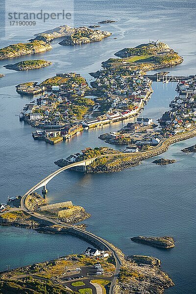 Häuser auf kleinen Felsinseln im Meer  Ortsansicht von Henningsvær  Vågan  Lofoten  Nordland  Norwegen  Europa
