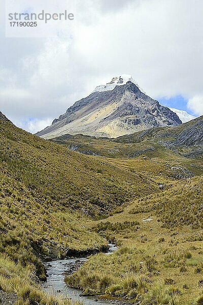 Berggipfel mit Eiskappe  Gletscher Pastoruri  Cordillera Blanca  Provinz Recuay  Peru  Südamerika