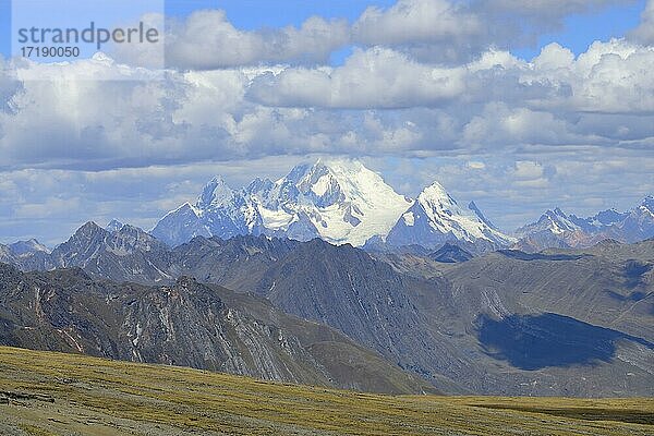 Landschaft auf 4800 MüM mit Blick auf die Cordillera Huayhuash  Cordillera Blanca  Provinz Bolognesi  Region Ankash  Peru  Südamerika