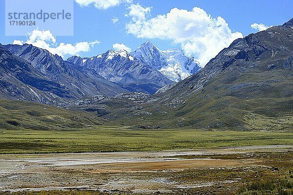 Hochmoor  hinten Bergkette mit Nevado Tuco  Cordillera Blanca  Provinz Recuay  Peru  Südamerika