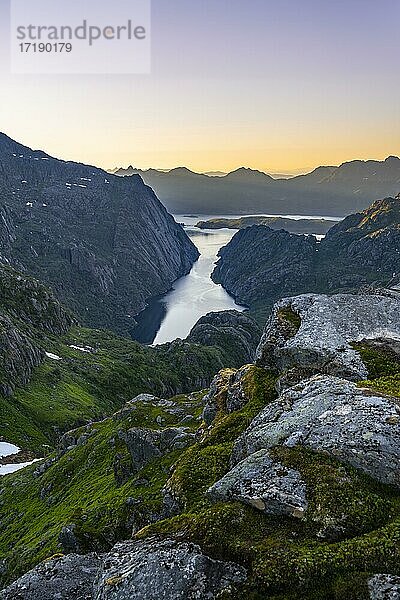 Abendstimmung  Berge und Meer  Sonnenuntergag am Fjord Trollfjord und Raftsund  Lofoten  Nordland  Norwegen  Europa