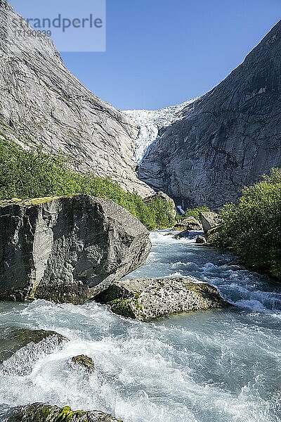 Fluss Briksdalselva  Briksdalsbreen  Briksdal Gletscher  Briksdal  Norwegen  Europa