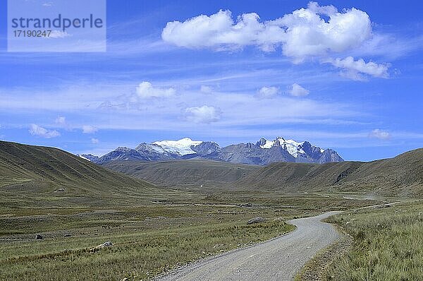 Schotterstraße Carretera a Pastoruri  hinten Bergkette mit Nevado Tuco  Cordillera Blanca  Provinz Recuay  Peru  Südamerika