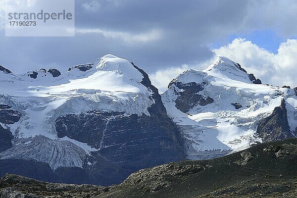 Vereiste Berggipfel mit Wolken  Gletscher Pastoruri  Cordillera Blanca  Provinz Recuay  Peru  Südamerika