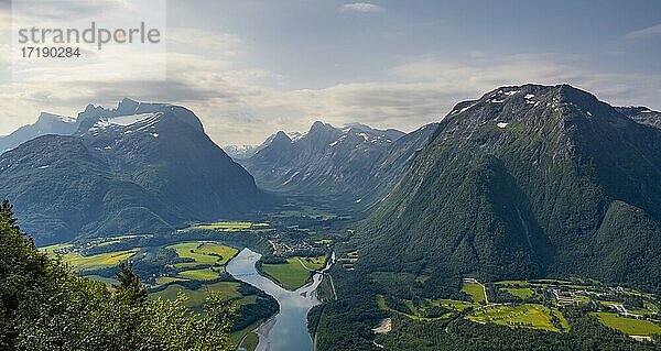 Ausblick von der Wanderung Romsdalseggen  Berggrat  Fluss Rauma  Romsdalfjellene-Berge  Andalsnes  Møre og Romsdal  Norwegen  Europa