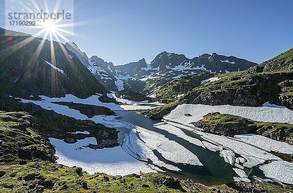 See Isvatnet mit Eis  Berge und Schnee  an der Trollfjord Hytta  am Trollfjord  Lofoten  Nordland  Norwegen  Europa