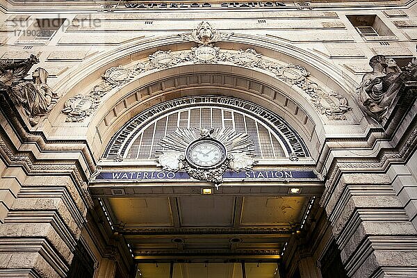 Eingang der Waterloo Station  London  England  Vereinigtes Königreich