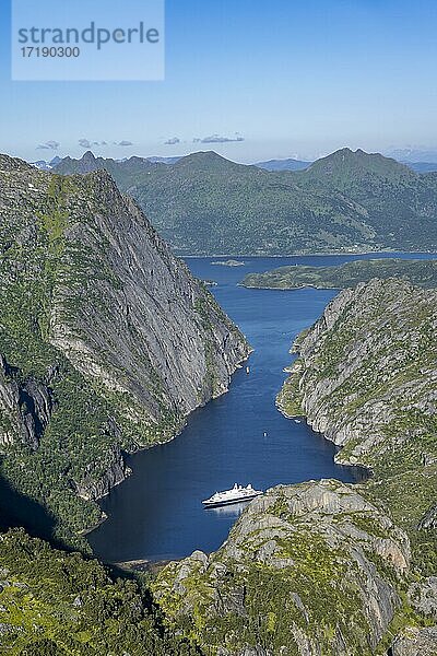 Berge und Meer  Hurtigruten Boot im Fjord Trollfjord und Raftsund  Lofoten  Nordland  Norwegen  Europa