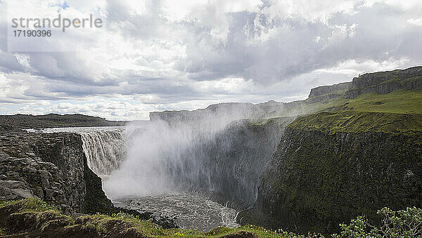 der mächtige Wasserfall Dettifoss in Nordisland