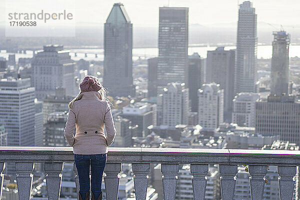 Blonde weibliche Solo-Reisende mit Blick auf die Stadt