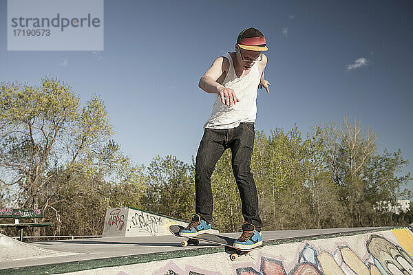 Skateboarder im Freien an einem sonnigen Tag