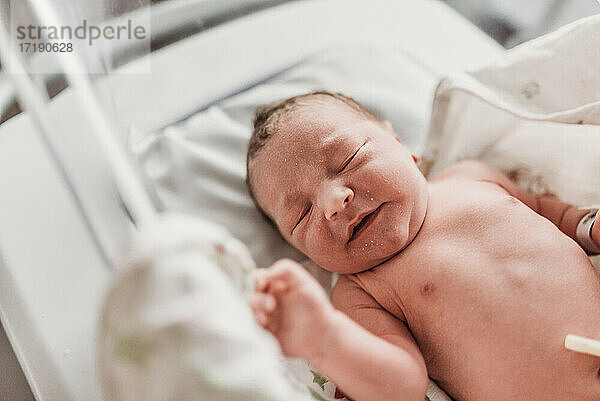 Hohe Winkel Ansicht der neugeborenen Baby Junge direkt nach der Geburt im Krankenhaus