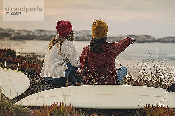 Surferinnen am Strand