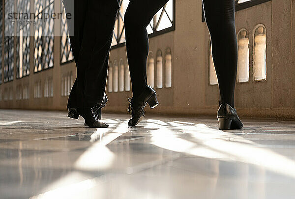 Geschnittene Partner in Schuhen tanzen zusammen