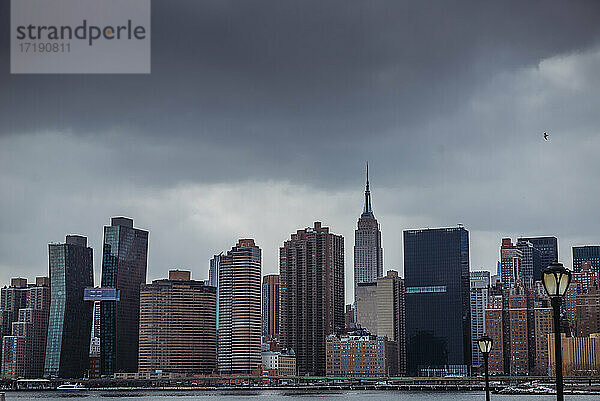 Skyline von New York City und Empire State Building an einem bewölkten Tag