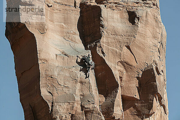 Rückansicht eines Mannes  der eine Felsformation im Canyonlands National Park erklimmt