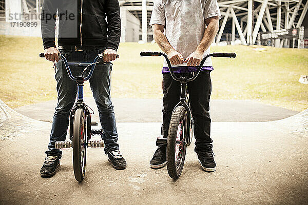 Zwei BMXer im Beton-Skatepark