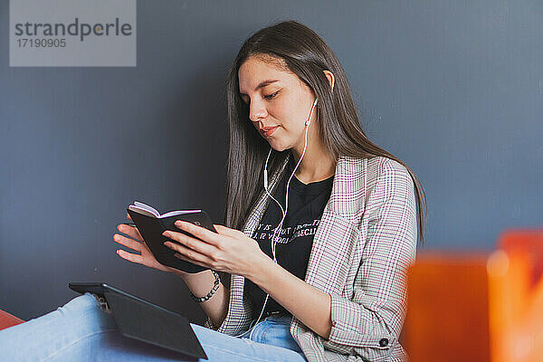 Junge Frau liest ein elektronisches Buch.