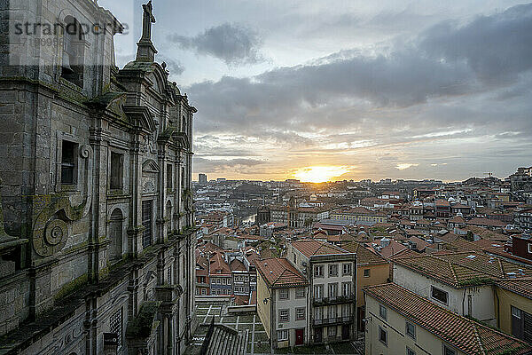 Dramatischer Blick auf Porto von einem Aussichtspunkt bei Sonnenuntergang