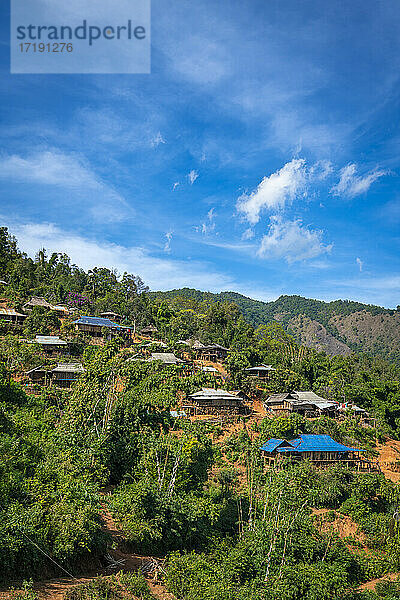 Abgelegenes Dorf des Eng-Stammes in den Bergen bei Kengtung  Myanmar