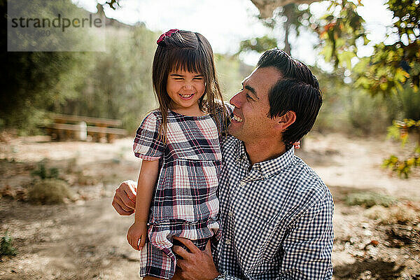 Vater und Tochter lachen im Park in San Diego