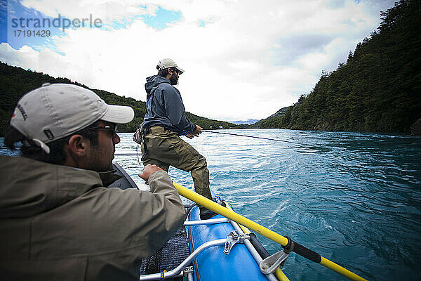 Zwei Fischer treiben auf dem Rio Baker im Süden Chiles in einer Region namens Patagonien.