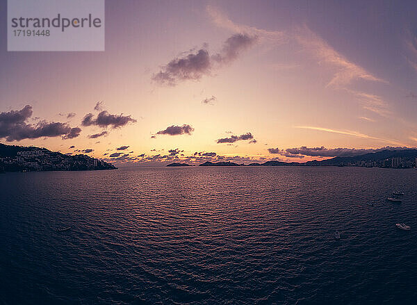 Schöner Sonnenuntergang  Luftaufnahme des Strandes  Acapulco von oben gesehen.