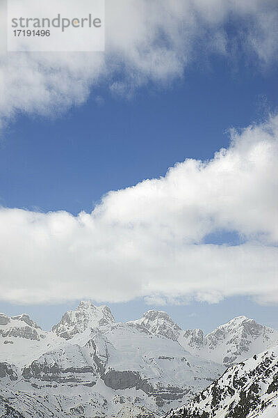 Schneebedeckte Berge in den Pyrenäen im Canfranc-Tal in den spanischen Pyrenäen.