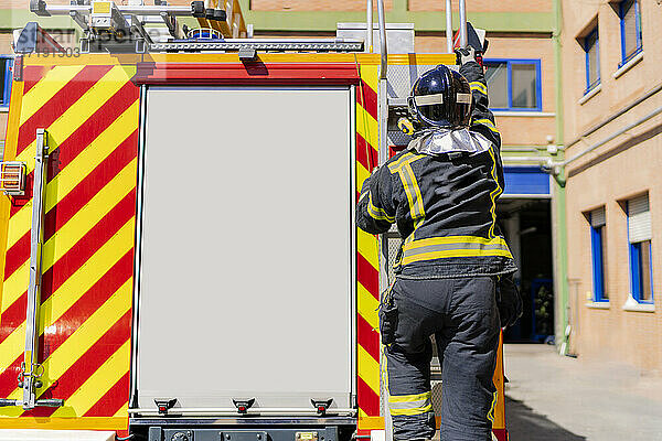 Feuerwehrmann  der in das Fahrzeug steigt  um im Notfall zu arbeiten