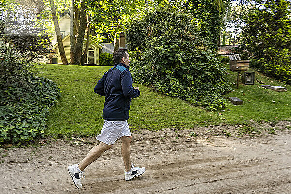 Männlicher Sportler beim Gehen nach einem Lauf im Freien